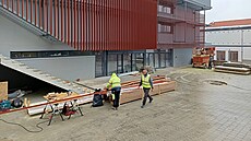Co chvíli se odn�kud ozývá vrtání, bouchání �i klepání... Rekonstrukce...
