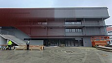 Co chvíli se odn�kud ozývá vrtání, bouchání �i klepání... Rekonstrukce...