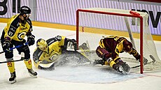 Gólman Zlína Daniel Huf za dohledu obránce Tomáe Hanouska likviduje anci...