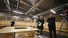 Kabinu p�edstavoval mana�er výstavby arény David Beke (s listem papíru v ruce).