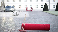 Na nádvo�í Bellevue n�mecký prezident pravideln� p�ijímá státníky na �ervených...