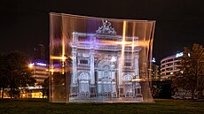 Na tém 12 metr vysoké konstrukci s poloprsvitnými látkami se bude promítat...