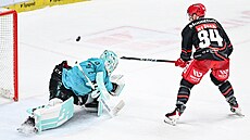 Dominik Frodl z Karlových Var� chytá trestné st�ílení Kevina Klímy.