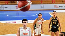 Artemis Spanuová z Brna prom��uje trestný hod.