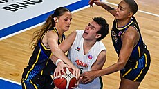 Artemis Spanuová z �abin úto�í p�es defenzivu Braine.