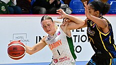 Brnnská Kateina Zeithammerová (vlevo) bojuje s Alicií Courthiauovou z Castors...