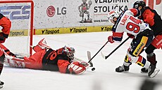 Pardubický Lauko ve snaze p�ekonat olomouckého gólmana Cichon�.