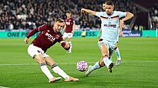 Jarrod Bowen se sna�í odcentrovat p�es Kristoffera Ajera z Brentfordu.