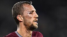 Tomá� Sou�ek p�i zápase s Brentfordem.