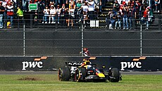 Max Verstappen hned v úvodu velké ceny Mexika vjel na trávník.