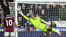 Branká� West Hamu Areola p�edvádí famózní zákrok v zápase s Brentfordem.