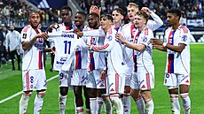 Fotbalisté Lyonu s Pavlem �ulcem a Adamem Karabecem (druhý a t�etí zprava)...