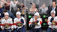 Dojatý Brad Marchand si utírá nos po aplausu fanouk Bostonu.