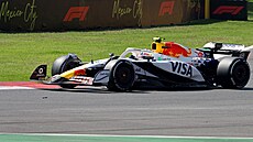 Liam Lawson v monopostu Racing Bulls závodí ve velké cen� Mexika.
