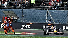 Centimetry od tragédie, Liam Lawson málem srazil uklízee.