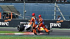 Traoví marálové utíkají ped jedoucí formulí Liama Lawsona.