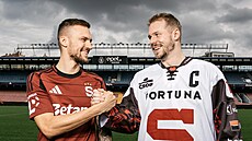 Sparantí kapitáni si podávají ruce. Vlevo fotbalista Luká Haraslín, vpravo...