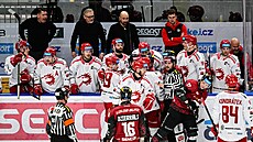 Po ostrém zákroku Adama Raky na Miloe Romana se ped tineckou stídakou...