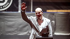 Bývalý hokejový obránce Franti�ek Ptá�ek zdraví diváky p�i svém vstupu do...