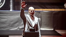 Bývalý hokejový obránce Frantiek Ptáek zdraví diváky pi svém vstupu do...