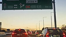 V kolonách. Na D10 u Prahy od Mladé Boleslavi se tvo�í dlouhé kolony.