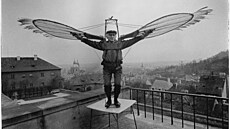 Pan Makovička na Hradčanech. Reportáž o svérázném vynálezci vyšla v Mladém...