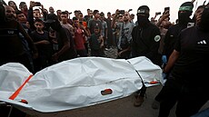 P�íslu�níci Hamásu pátrají v Pásmu Gazy po t�lech izraelských rukojmích. (28....