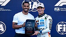 Landro Norris s trofejí pro vítze kvalifikace na Velkou cenu Mexika.