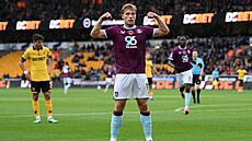 Zian Flemming z Burnley se raduje z gólu do sít� Wolverhamptonu.
