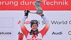 Marco Odermatt na stupních vítz po triumfu v úvodním obím slalomu sezony.