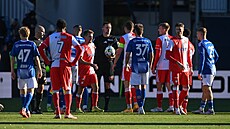 Fotbalisté Slavie a Olomouce okolo sudího Dominika Starého.