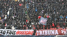 Fanou�ci Slavie v de��ové p�ehá�ce b�hem utkání s Olomoucí.