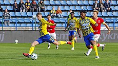 Luká� Barto�ák nap�ahuje ke st�ele v utkání s Pardubicemi.