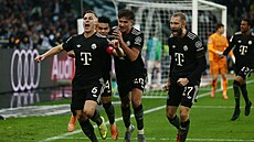 Fotbalisté Bayernu Mnichov se radují z gólu proti Mönchengladbachu.