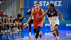 Jakub Tma postupuje s míem, brání ho brnnský Ross Williams.