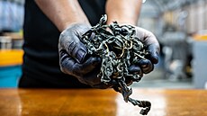 Vysoce kvalitní bavlna se spádá do píze, která se pak opakovan namáí do...