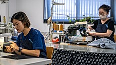 Zamstnankyn pracující s dínovinou v továrn znaky Momotaro Jeans v okrese...