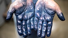 Ruce barvíe dínoviny Joiharu Okamota v továrn Momotaro Jeans. Japonské...