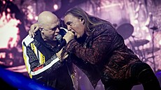 Zp�váci Michael Kiske a Andi Deris na koncert� Helloween (24. �íjna 2025,...