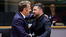 Ukrajinský prezident Volodymyr Zelenskyj na summitu EU zdraví francouzského...