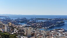 �ínská spole�nost COSCO ovládá �ecký p�ístav Pireus, který je pátým nejv�t�ím v...
