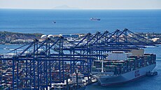 �ínská spole�nost COSCO ovládá �ecký p�ístav Pireus, který je pátým nejv�t�ím v...