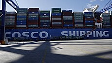 �ínská spole�nost COSCO ovládá �ecký p�ístav Pireus, který je pátým nejv�t�ím v...