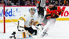 Jeremy Swayman zasahuje, v brankoviti ho ohrouje Claude Giroux.