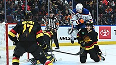 David Tomá�ek nadskakuje v brankovi�ti Vancouveru. Situaci sleduje i Filip...