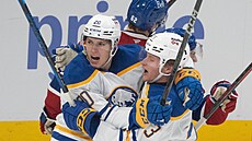 Jií Kulich slaví branku se spoluhráem Zachem Metsou.