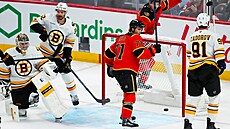 Ottawský Ridly Greig se raduje z gólu p�ed brankou Bostonu.