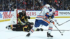 Filip Hronek se sna�í vle�e zabránit p�ihrávce p�es brankovi�t�.