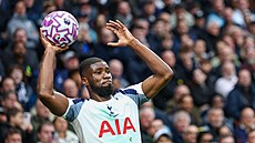 Obránce Kevin Danso vhazuje dlouhý aut Tottenhamu.