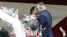 Luká Kadlec a Renáta Kotrbová mli svatbu na tineckém led o pestávce utkání...